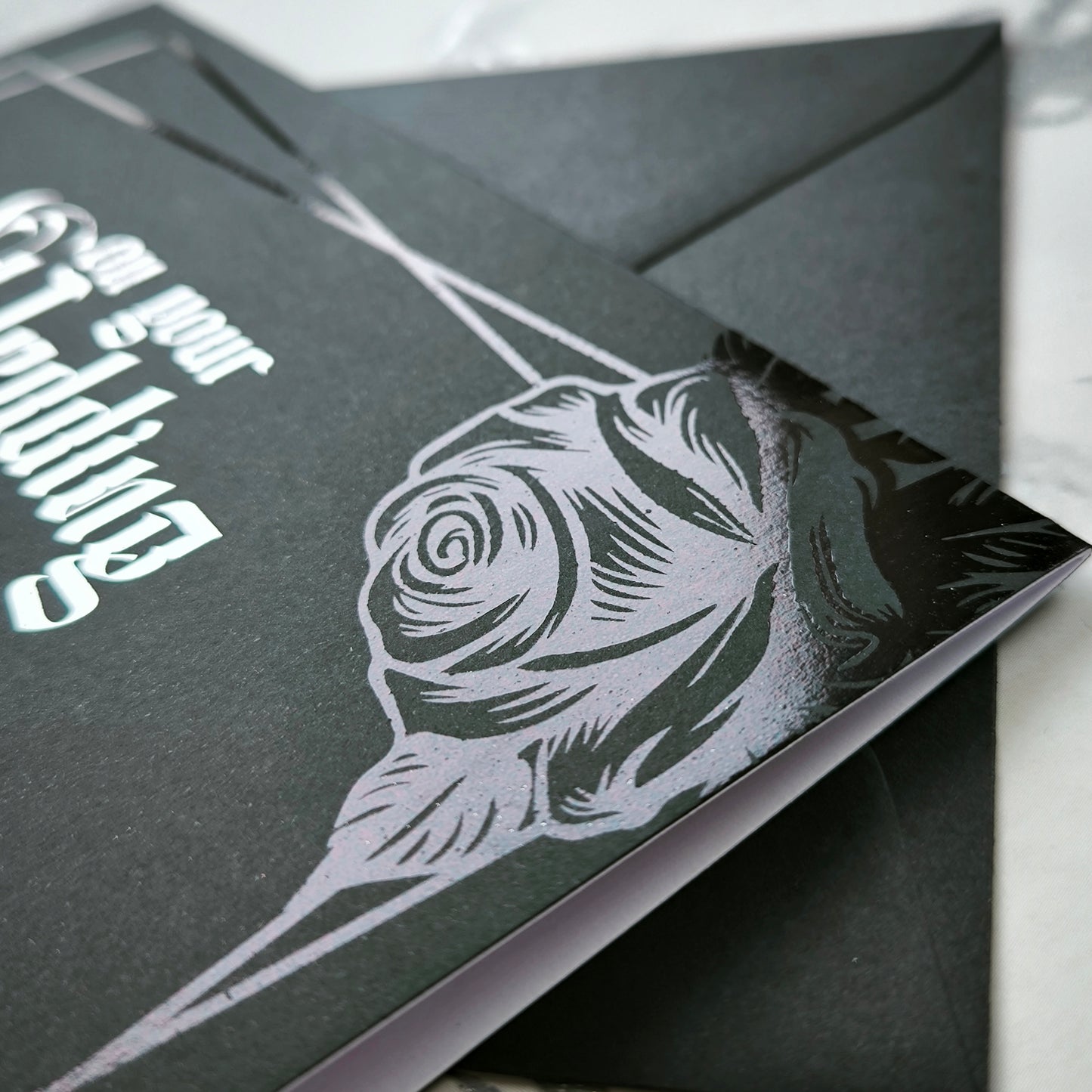 Schwarze Hochzeitskarte mit Rosenfolie