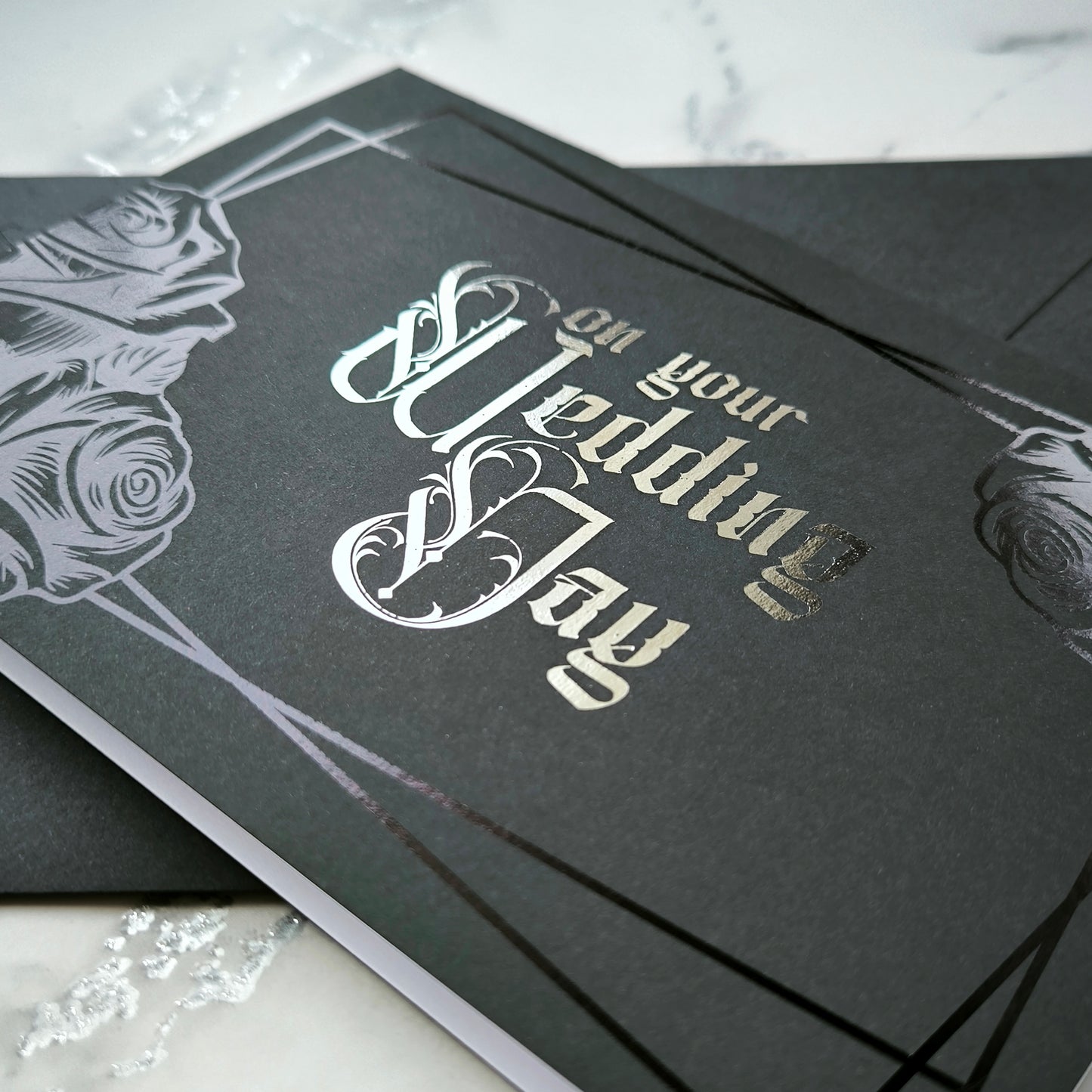 Schwarze Hochzeitskarte mit Rosenfolie
