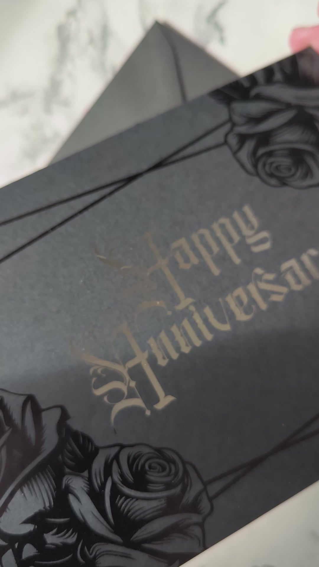 Schwarze Hochzeitskarte mit Rosenfolie